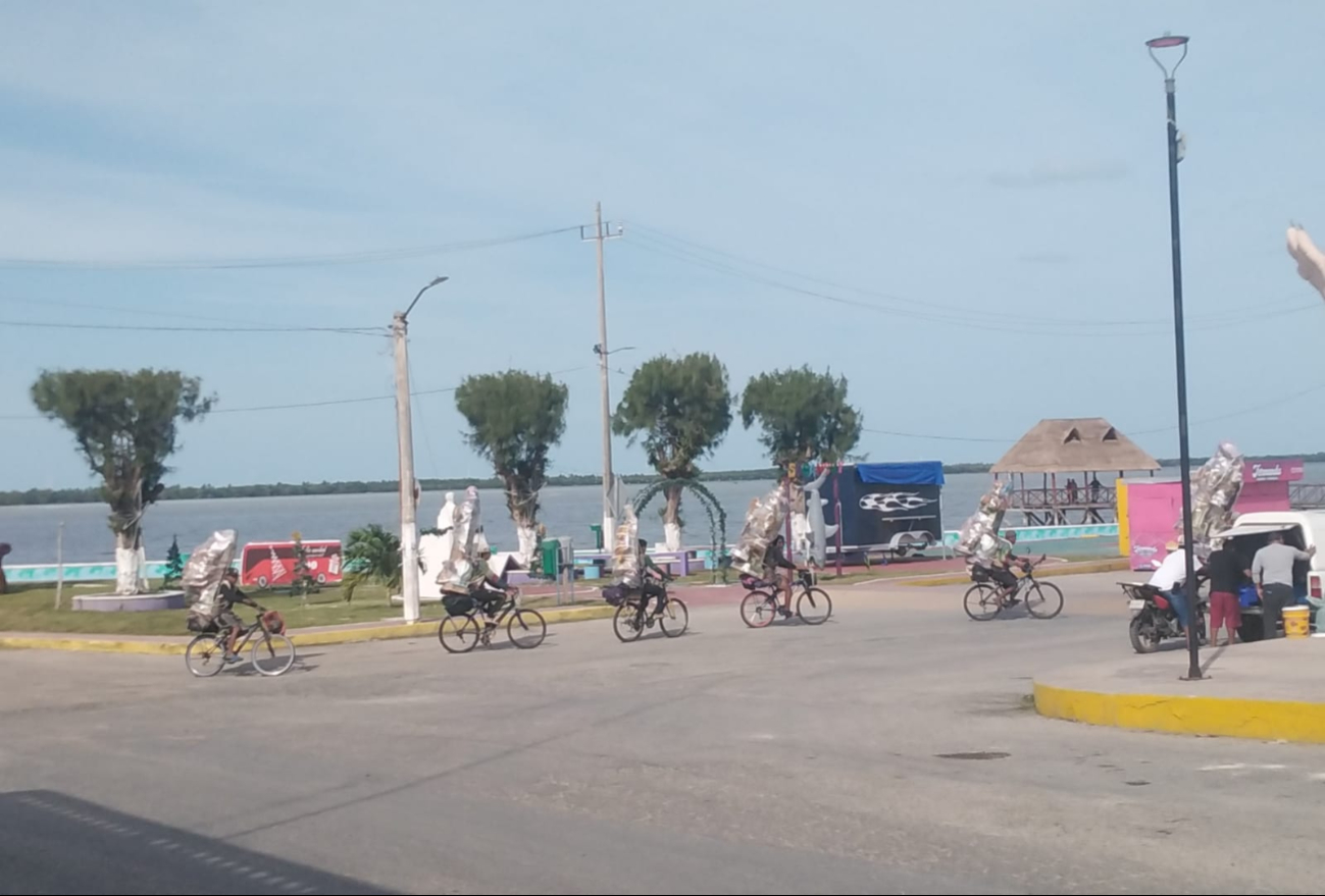 Decenas de peregrinos llegan a Sabancuy para descansar antes de continuar su recorrido hacia la Virgen de Guadalupe