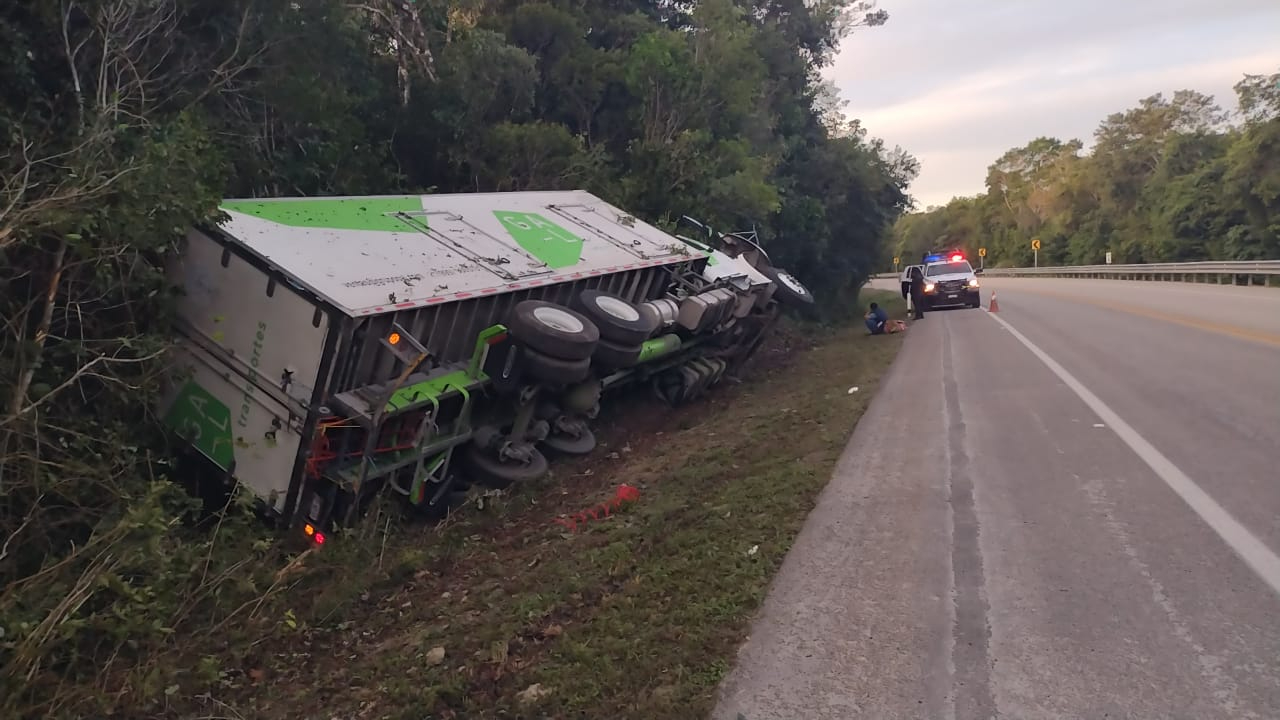 El conductor no presentó heridas de gravedad, únicamente se reportaron daños materiales