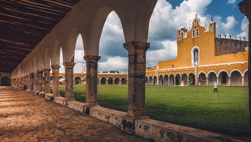 El nombre de Izamal proviene de Itzamná, una deidad maya que significa "Rocío que desciende del cielo"