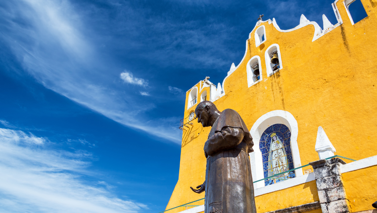 La ciudad es conocida por su color amarillo, elegido en homenaje al Papa Juan Pablo II