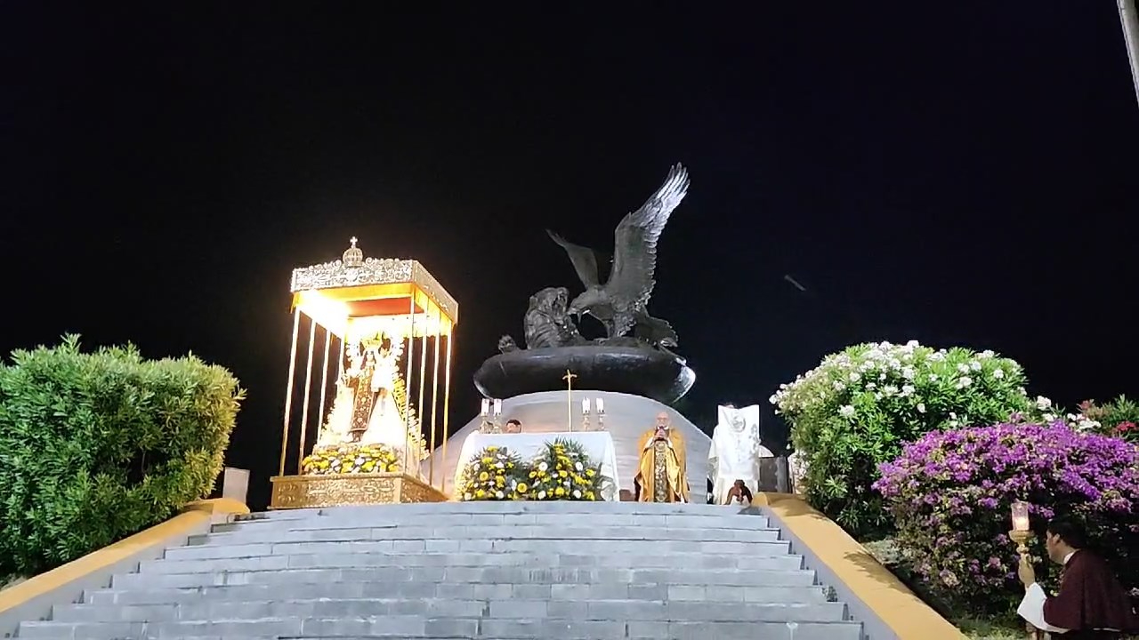 La procesión culminó con una misa solemne en el monumento del Águila y el León