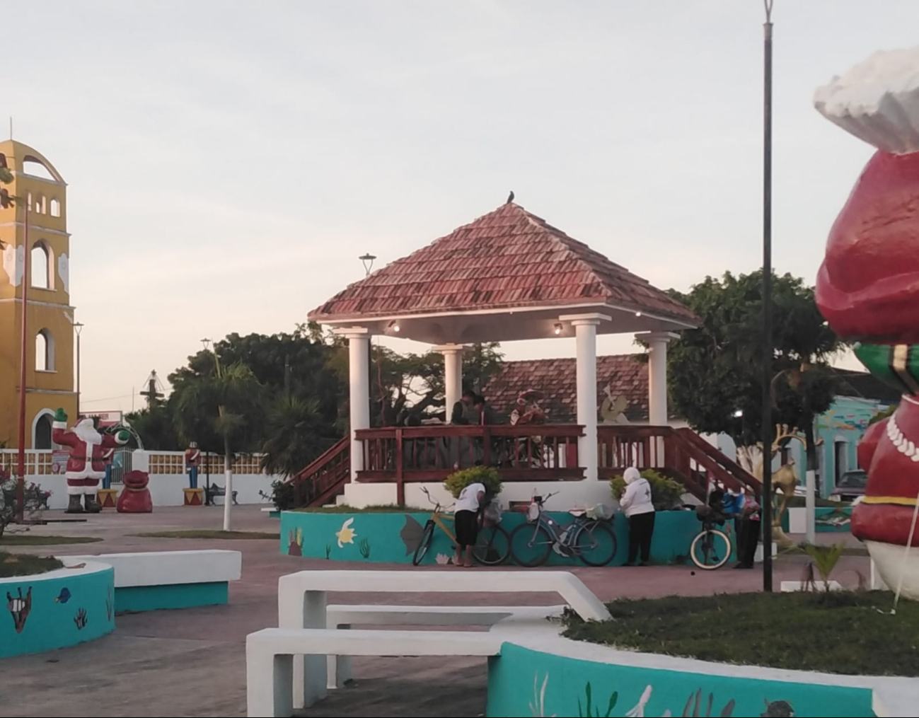 Los peregrinos descansan en la casa de cultura de Sabancuy