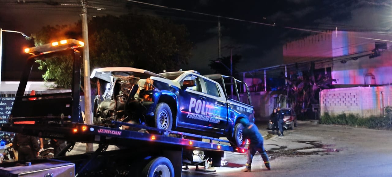 En medio de una persecución policías en Cancún destrozan patrullas