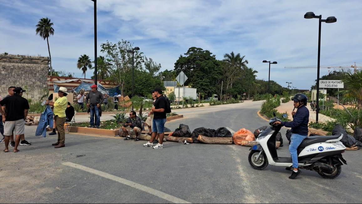  Artesanos bloquean acceso a Tulum en protesta por cambio de entrada