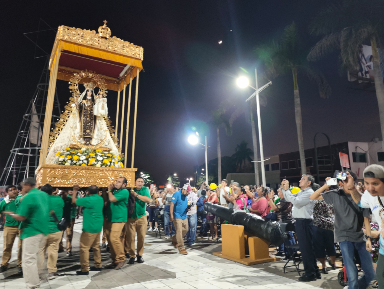 La imagen de la Virgen del Carmen fue llevada en hombros por devotos emocionados durante el recorrido.