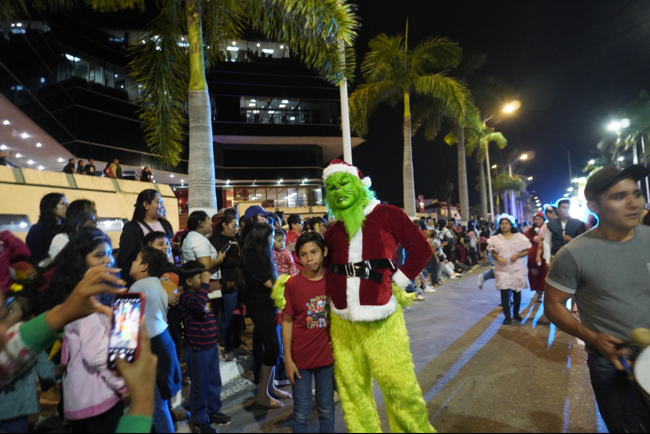 Participantes disfrazados de renos, el Grinch, personajes de Disney y gorros de Santa Claus caminaron por el malecón