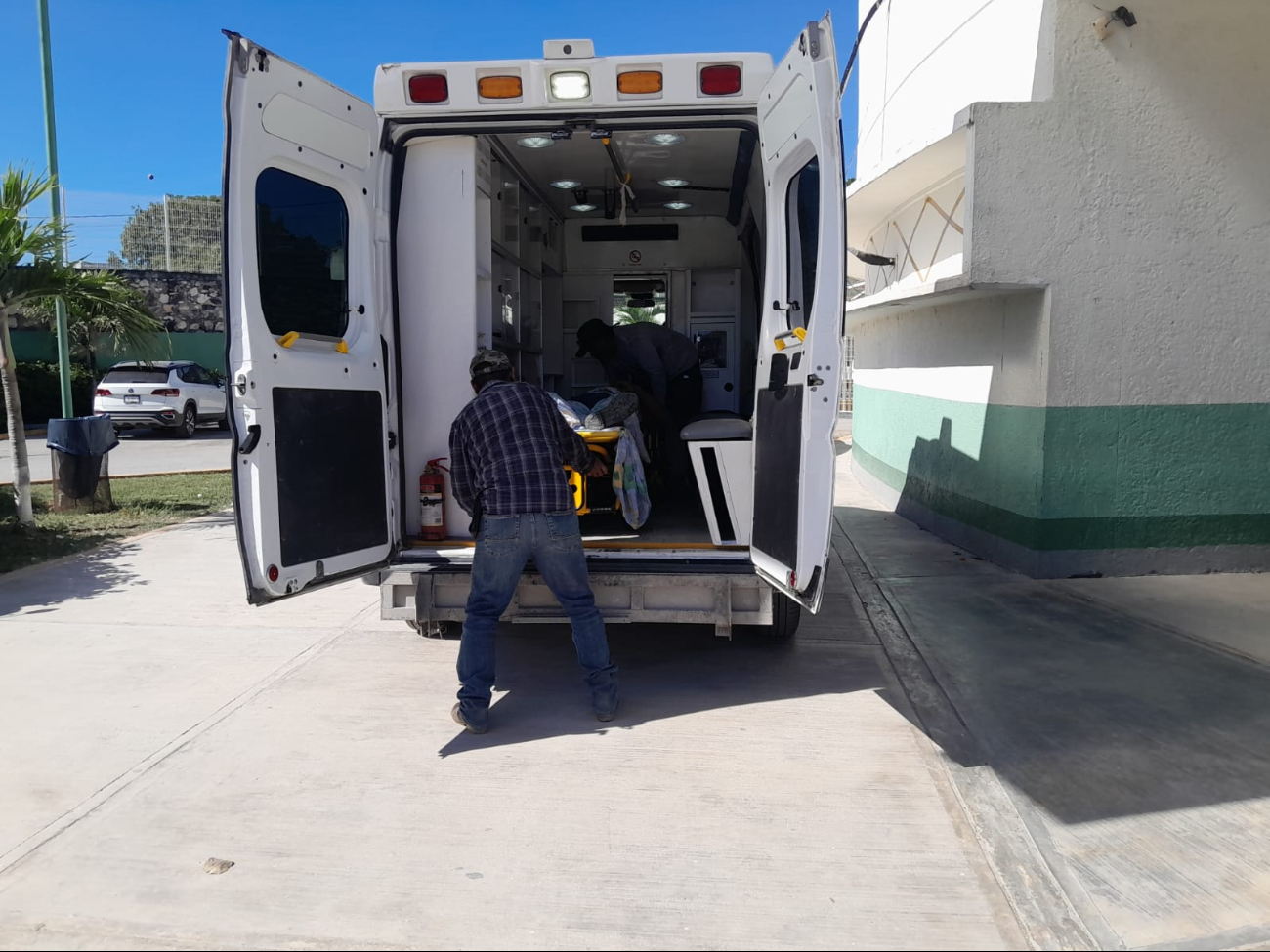 Un hombre fue trasladado en una ambulancia al hospital IMSS-Bienestar Janell Romero Aguilar tras recibir una descarga eléctrica