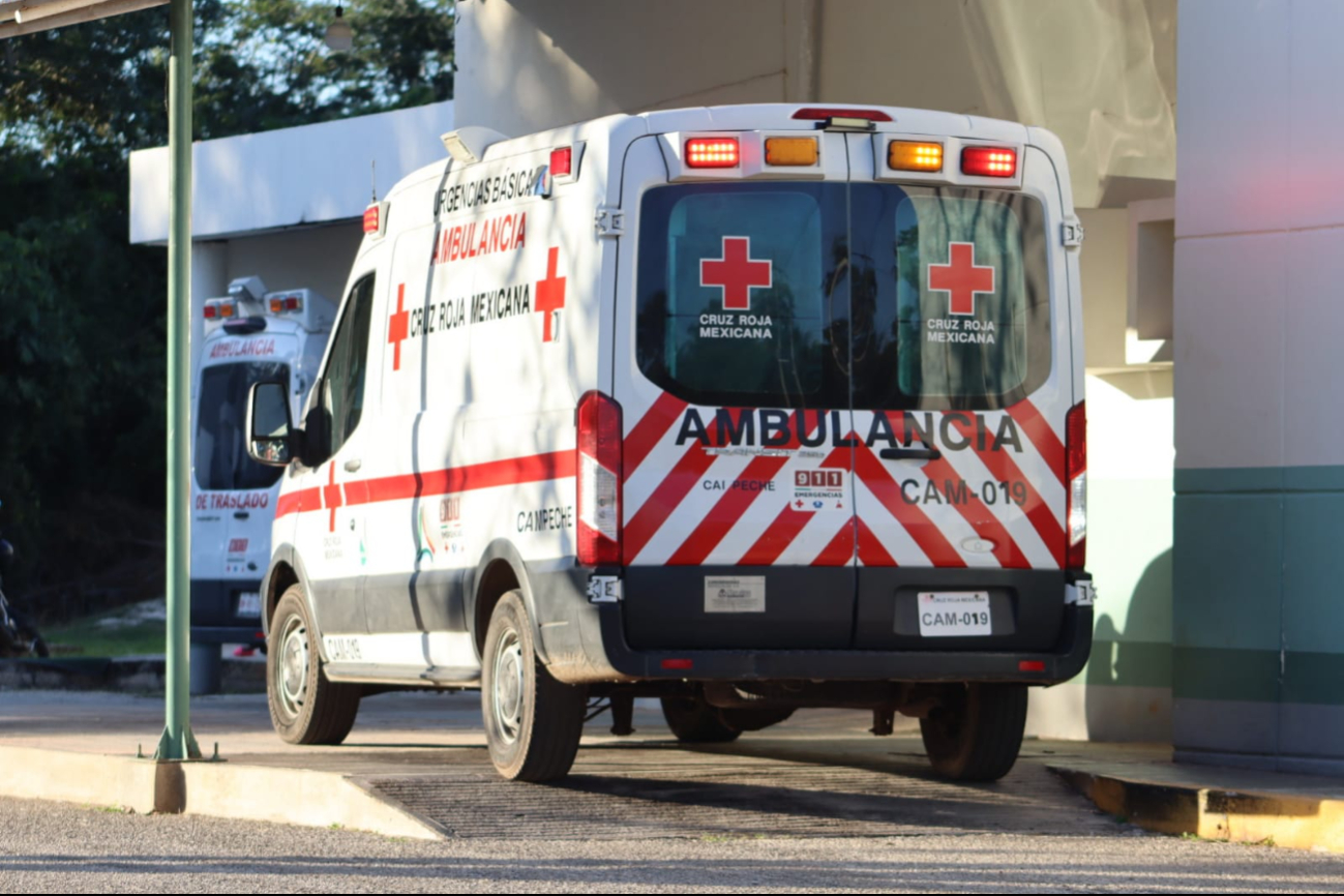 Un motociclista terminó con posible fractura en el pie izquierdo tras ser impactado por una camioneta en Nunkiní