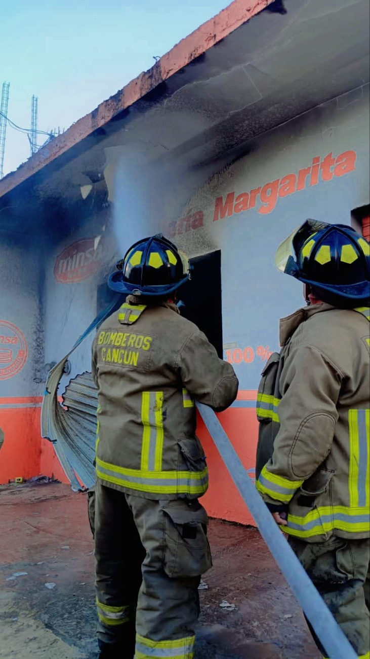 A la escena acudieron miembros del cuerpo de bomberos de la ciudad para controlar el incendio.