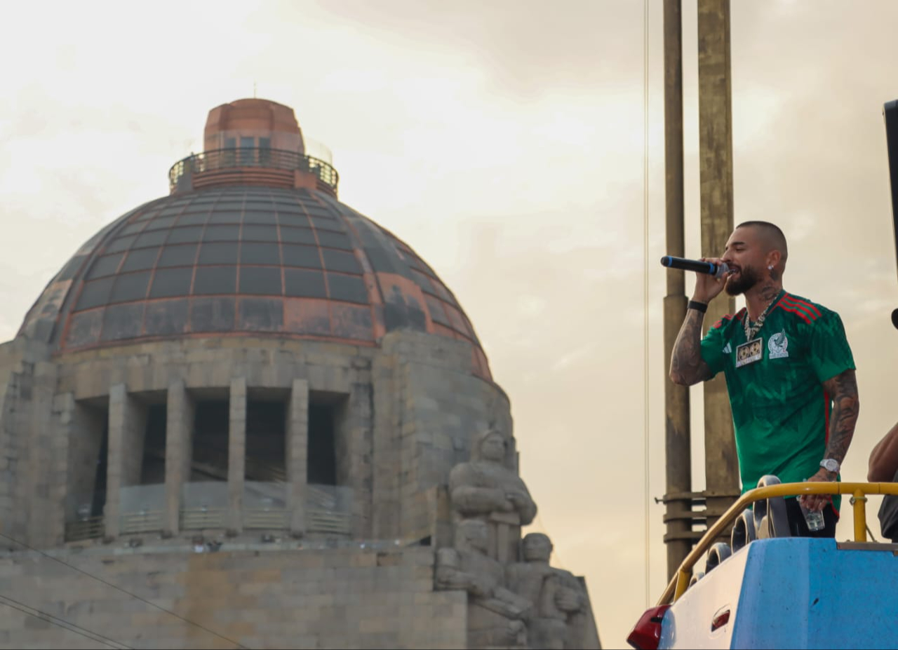 Maluma y su palomazo improvisado conquistan el Monumento a la Revolución