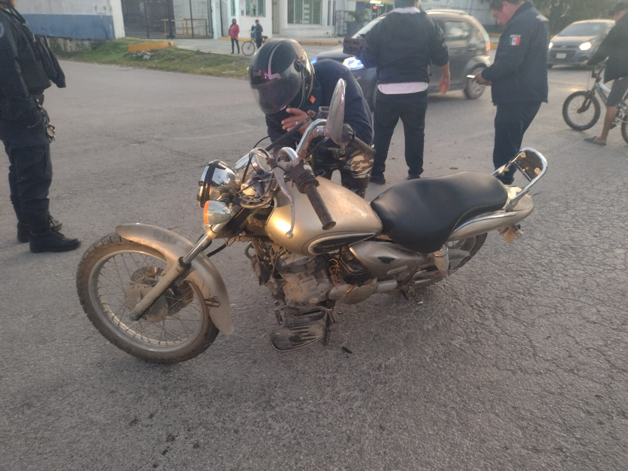 El motociclista fue proyectado hacia el pavimento debido a la fuerza del impacto