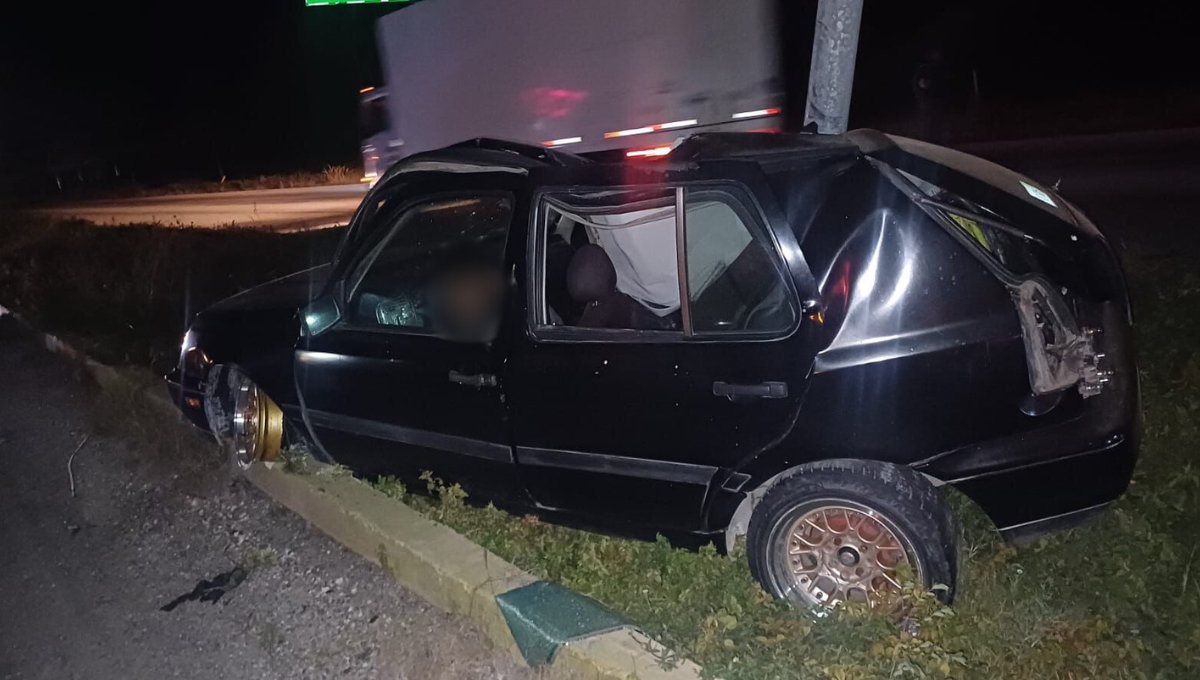 En la escena del accidente también se encontró un vehículo con varios daños sobre el camellón