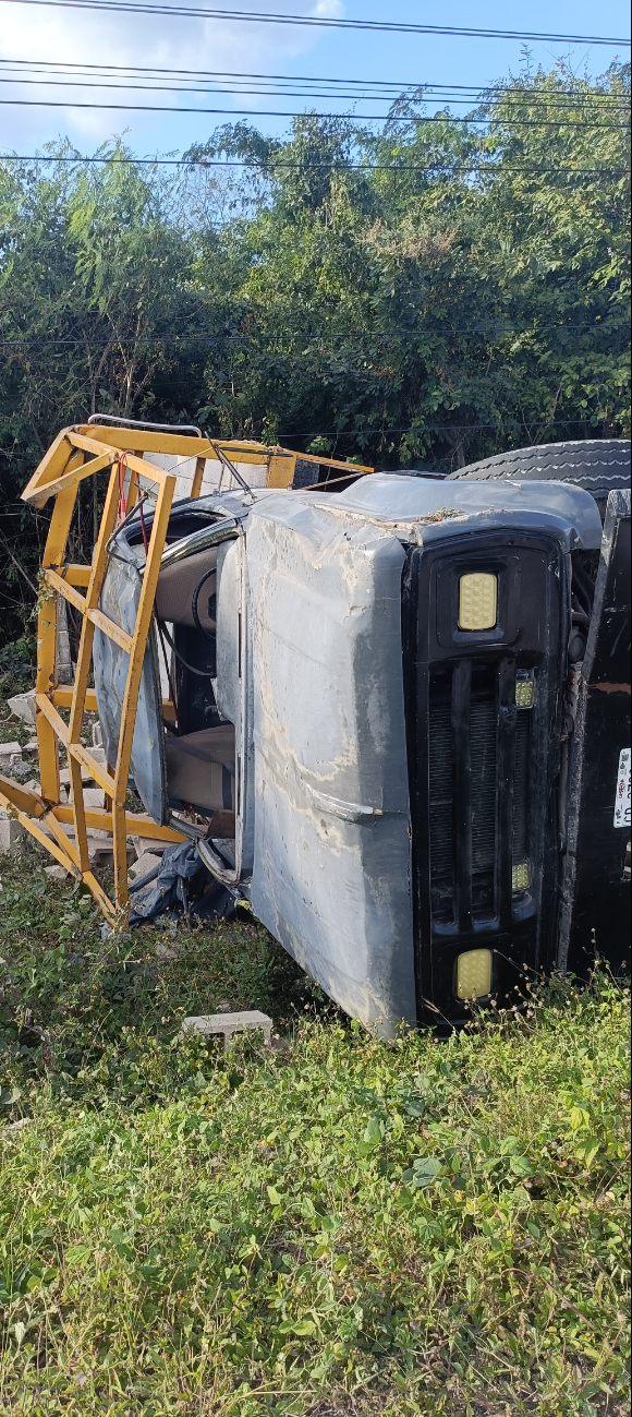 La carga de vigas y bovedillas quedó regada en el kilómetro 78 de la carretera federal Campeche-Mérida