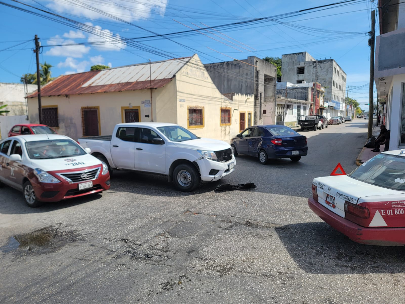 Tras chocar en Ciudad del Carmen, conductores esperan 3 horas por peritos de tránsito  