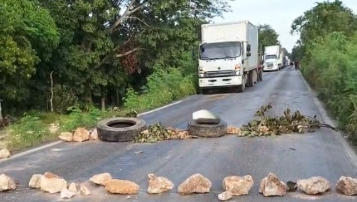 Los vecinos colocaron piedras y neumáticos en la carretera