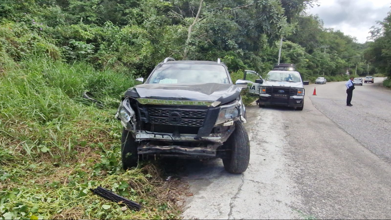 Accidente en la Escénica, Campeche: Camioneta choca contra auto mal estacionado 