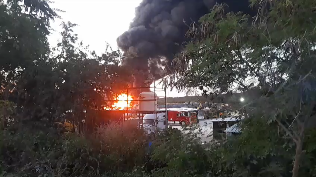 Un incendio en el centro de acopio de la SEDENA en la carretera Escárcega-Chetumal dejó un trabajador lesionado