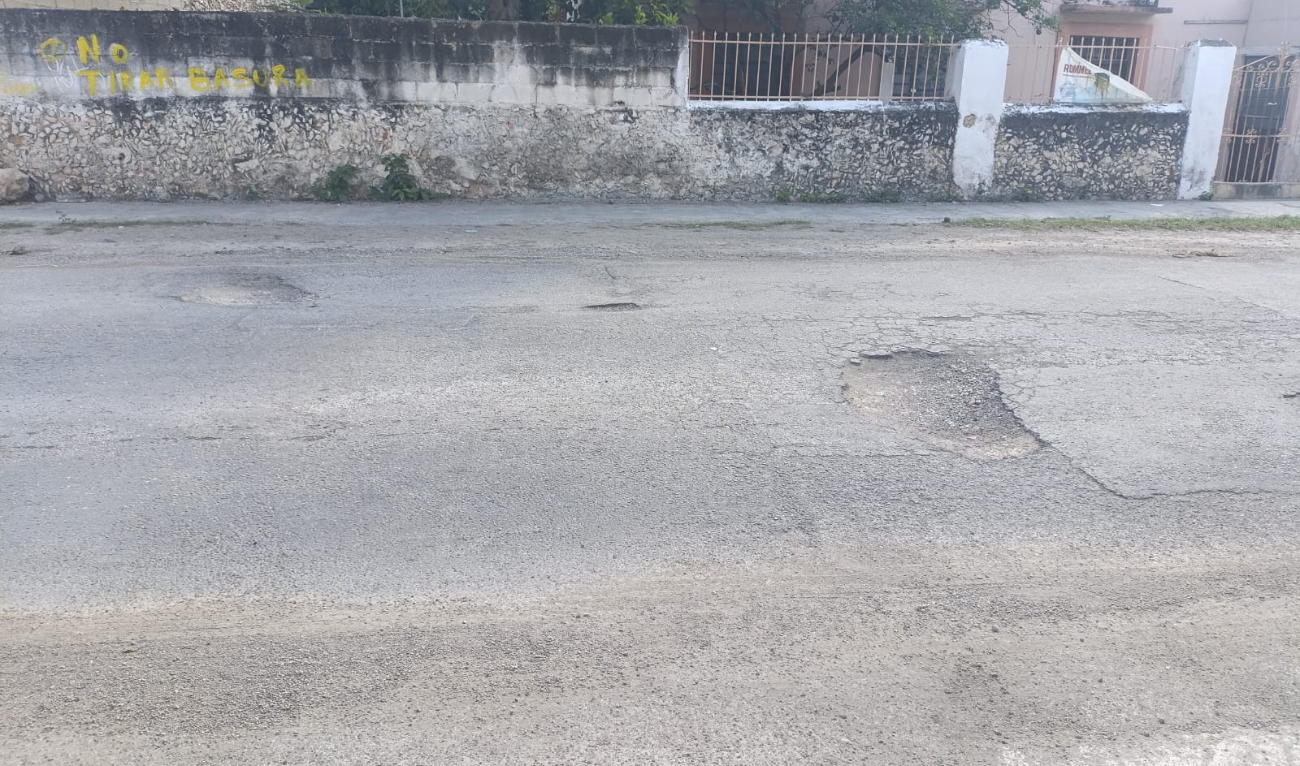 Para esquivar los baches, los automovilistas deben realizar maniobras que han generado incidentes según informan vecinos de la zona