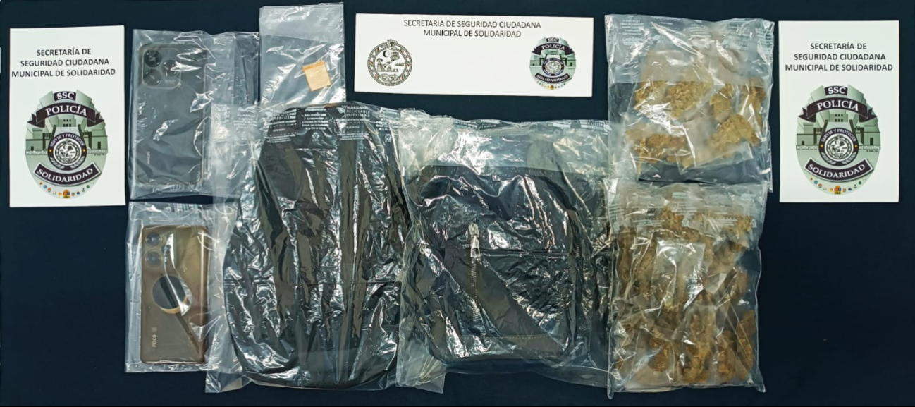 Se les aseguraron 41 envoltorios con características de marihuana y 1 envoltorio con características de cocaína.