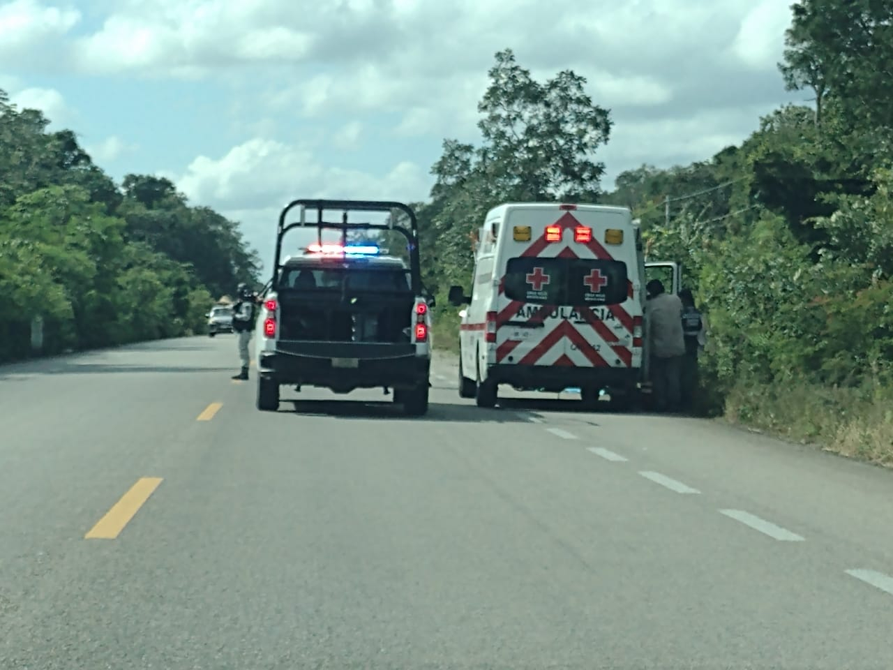 Un accidente carretero en la carretera 307 dejó dos muertos y dos lesionados al volcarse una camioneta de la Comisión de Agua Potable y Alcantarillado