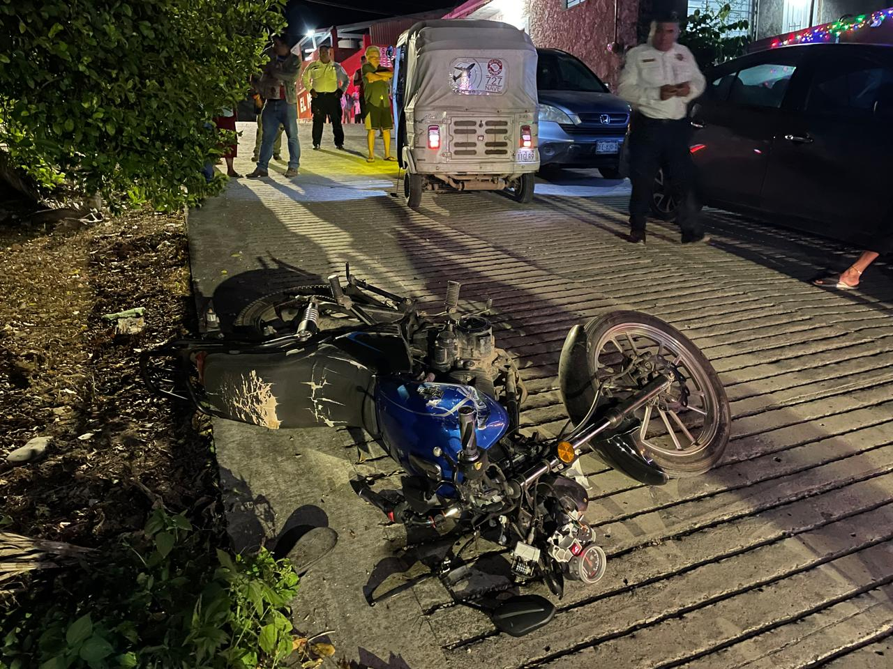 Choque entre motocicleta y mototaxi en Hopelchén deja una persona con serias lesiones