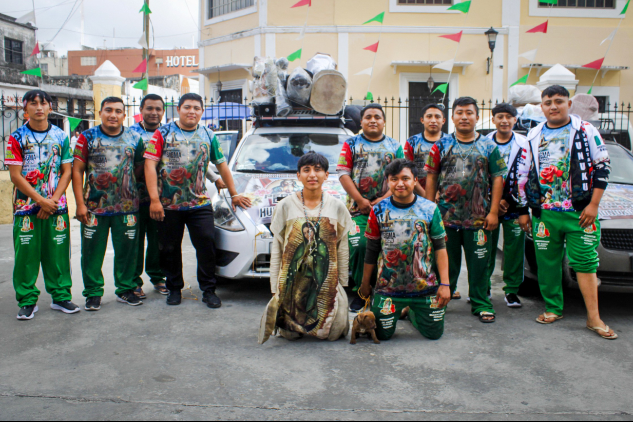 Decenas de fieles y antorchistas llegan al santuario guadalupano, en el barrio de San Cristóbal