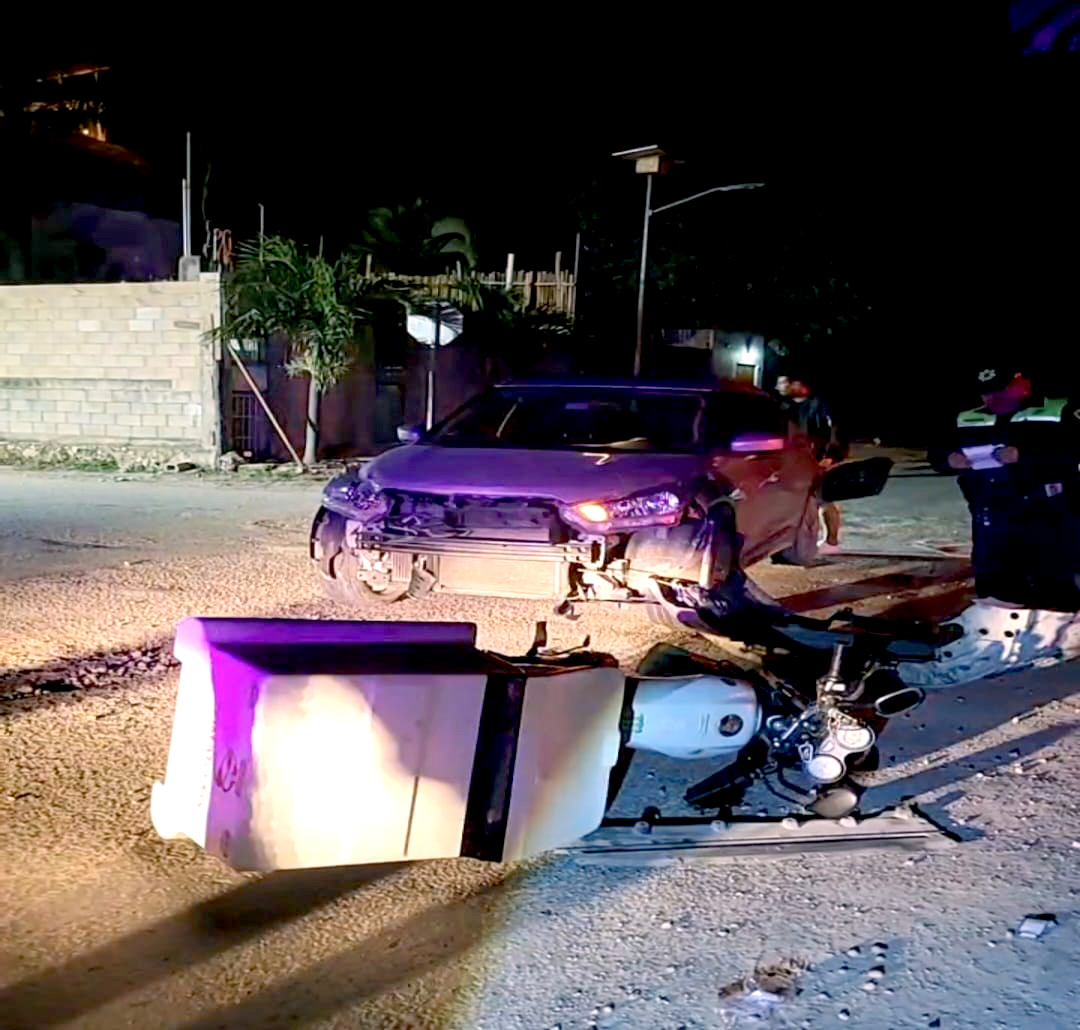   Motociclista intenta rebasar por la derecha y choca con un auto en Tulum  