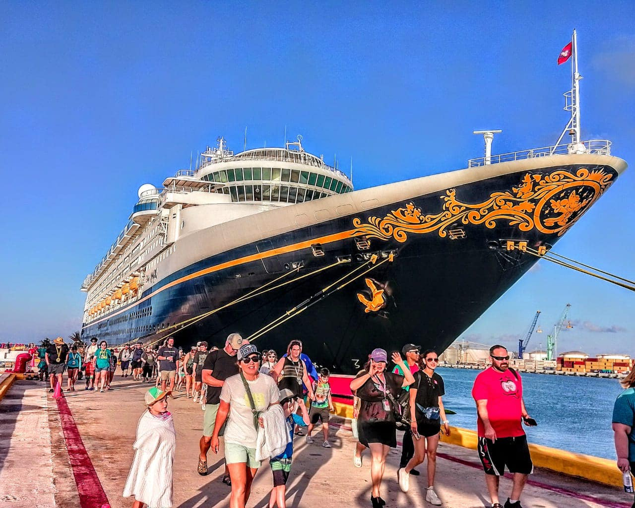 Llegan más de tres mil pasajeros a bordo del crucero Disney Magic a Progreso