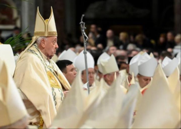 El Papa Francisco hace evidente su moretón que tiene en la barbilla.