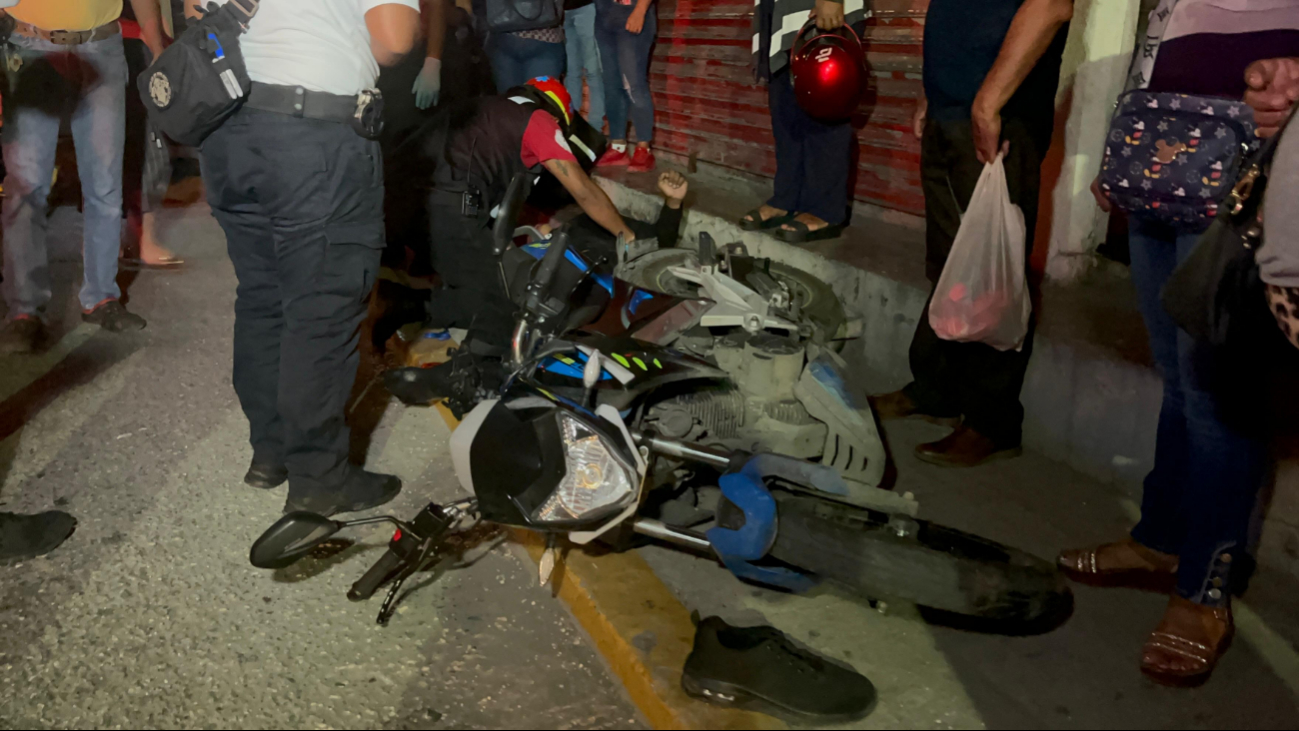 Conductor huye tras accidente en Ciudad del Carmen; motociclista resulta herido