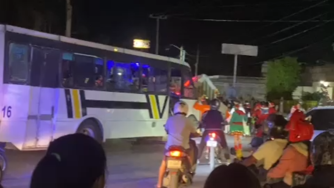 Camión de pasaje avanza sin consideración de caravana navideña en Campeche.