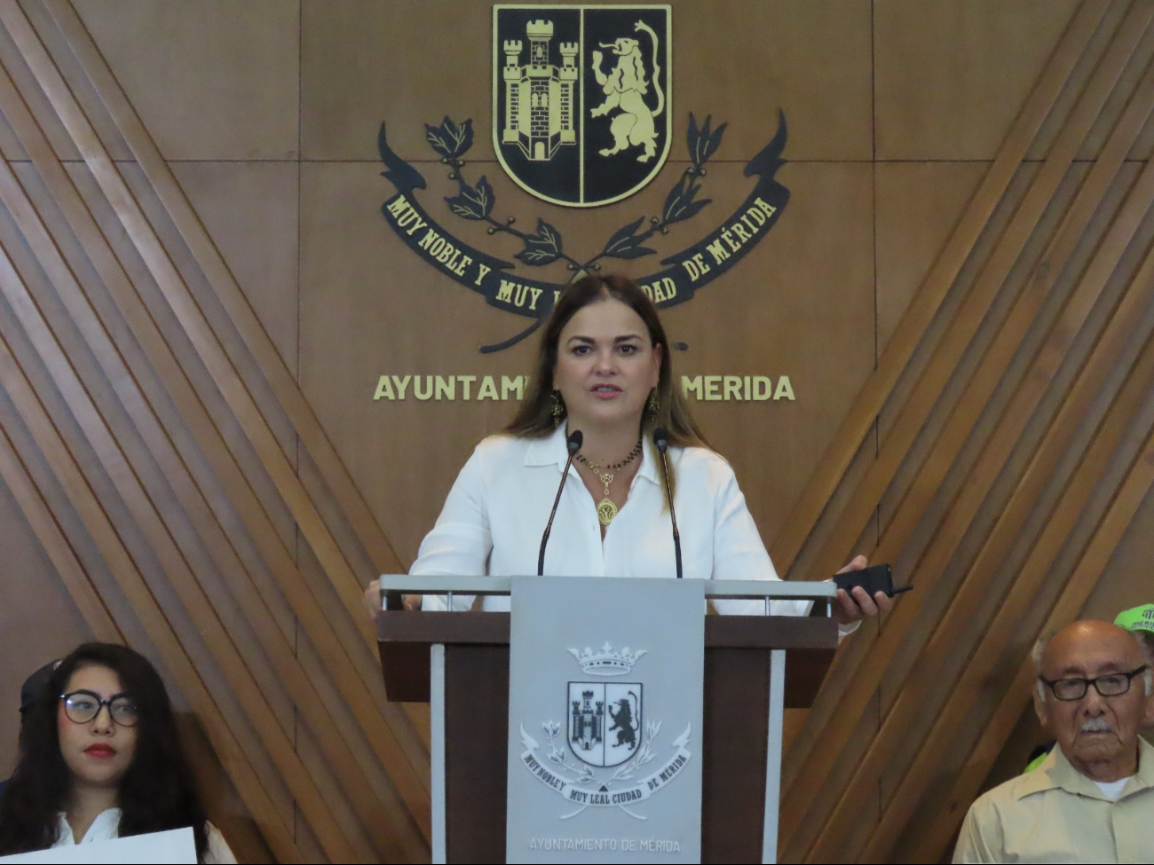 Cecilia Patrón promete reforzar los programas sociales en Mérida