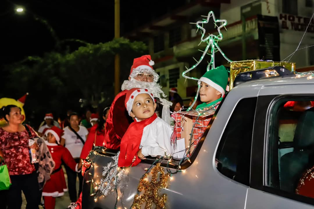 Desfile navideño y encendido del árbol reúnen a cientos en Escárcega