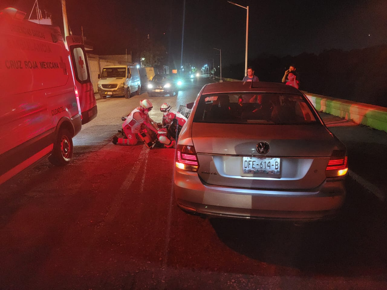 Motociclista ebrio sufre fractura tras chocar contra automóvil en Ciudad del Carmen