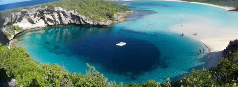 El Agujero Azul de Dean en las Bahamas es una cueva submarina con una profundidad de 202 metro