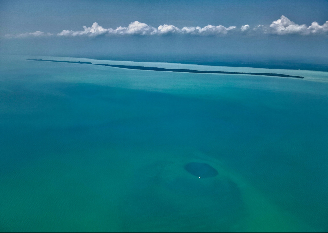 El Taam Ja’, en la Bahía de Chetumal, es el agujero azul más profundo del mundo, con 420 metros de profundidad