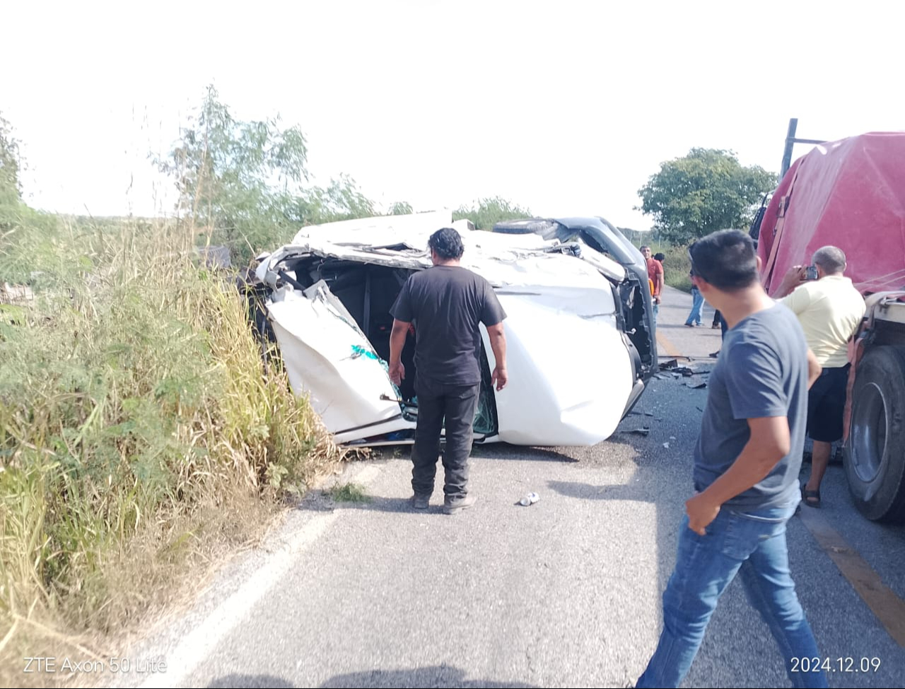 La camioneta quedó atravesada en el pavimento, cerrando por completo el tránsito vial.