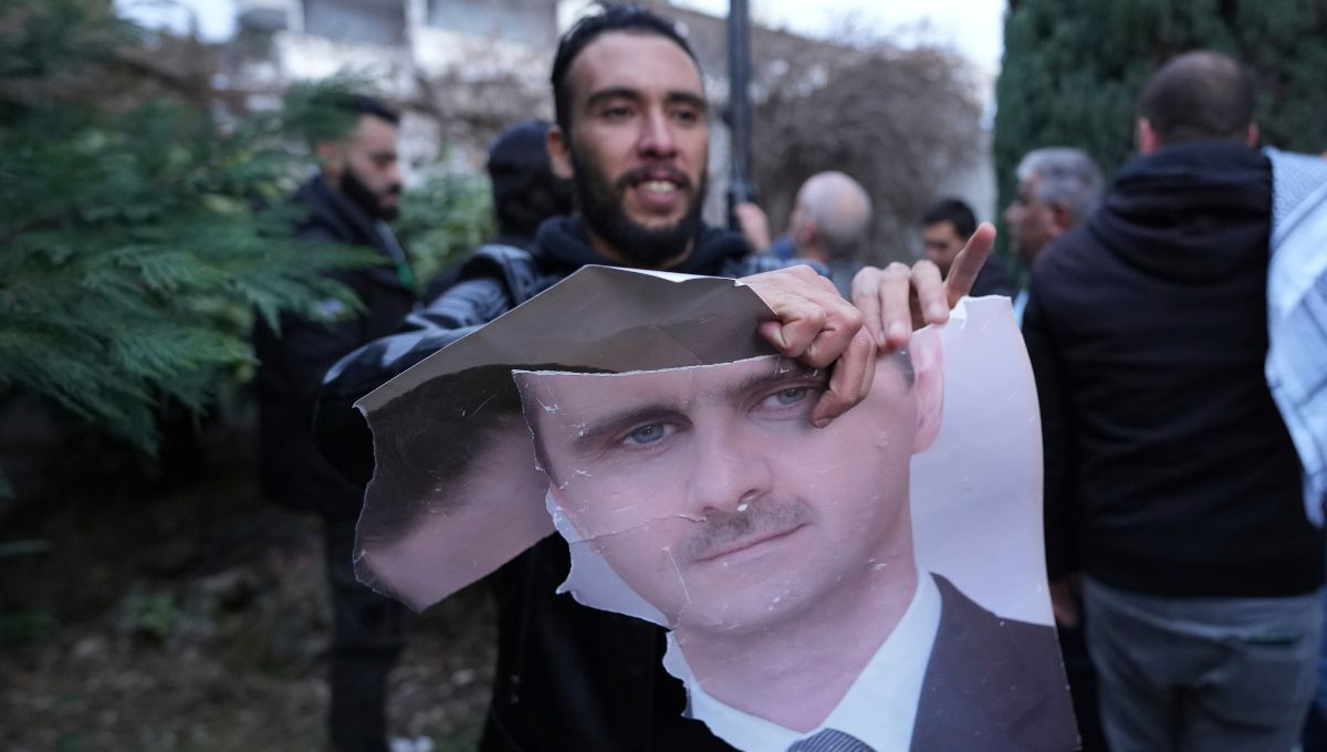 La Embajada siria en Moscú retiró este lunes la bandera que representó al régimen de los Assad durante más de cinco décadas