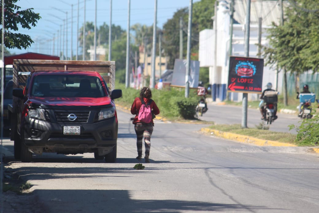 Alertan en Champotón por mujer caminando en la carretera; pone en riesgo su vida