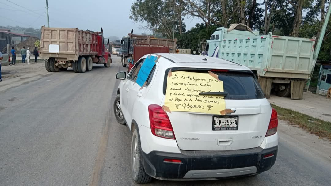 Transportistas bloquean carretera de  Chetumal por adeudo millonario