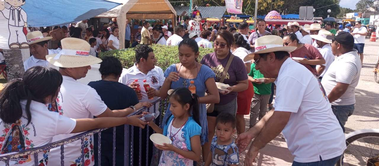 Los niños también participan en la celebración, con el fin de inculcarles las costumbres