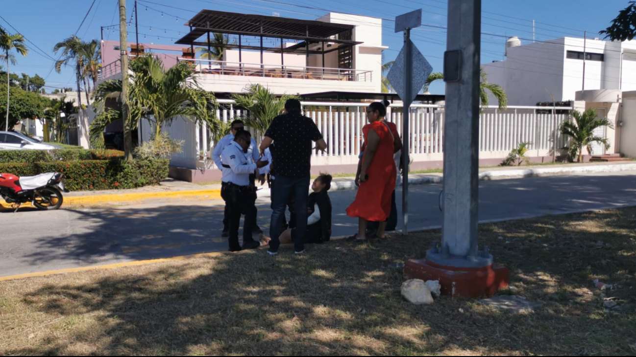 Campeche: Mujer choca su moto y termina con lesiones