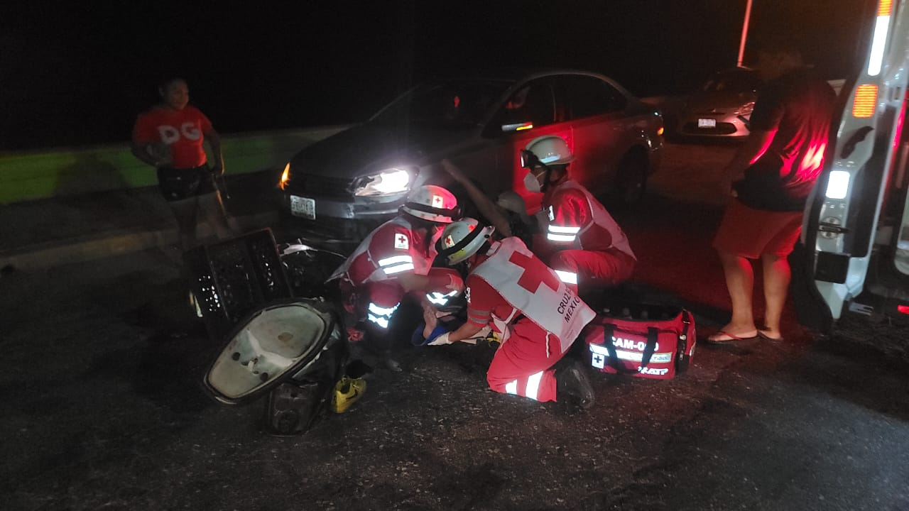 Tras el choque, el motociclista fue atendido por paramédicos