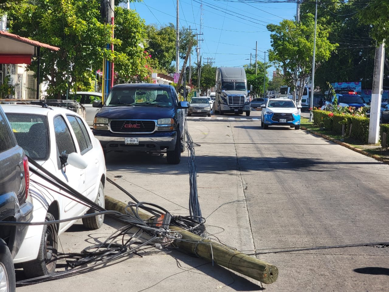 Un trailero identificado como fue detenido en Ciudad del Carmen tras derribar cableado y postes en la Colonia Pallas