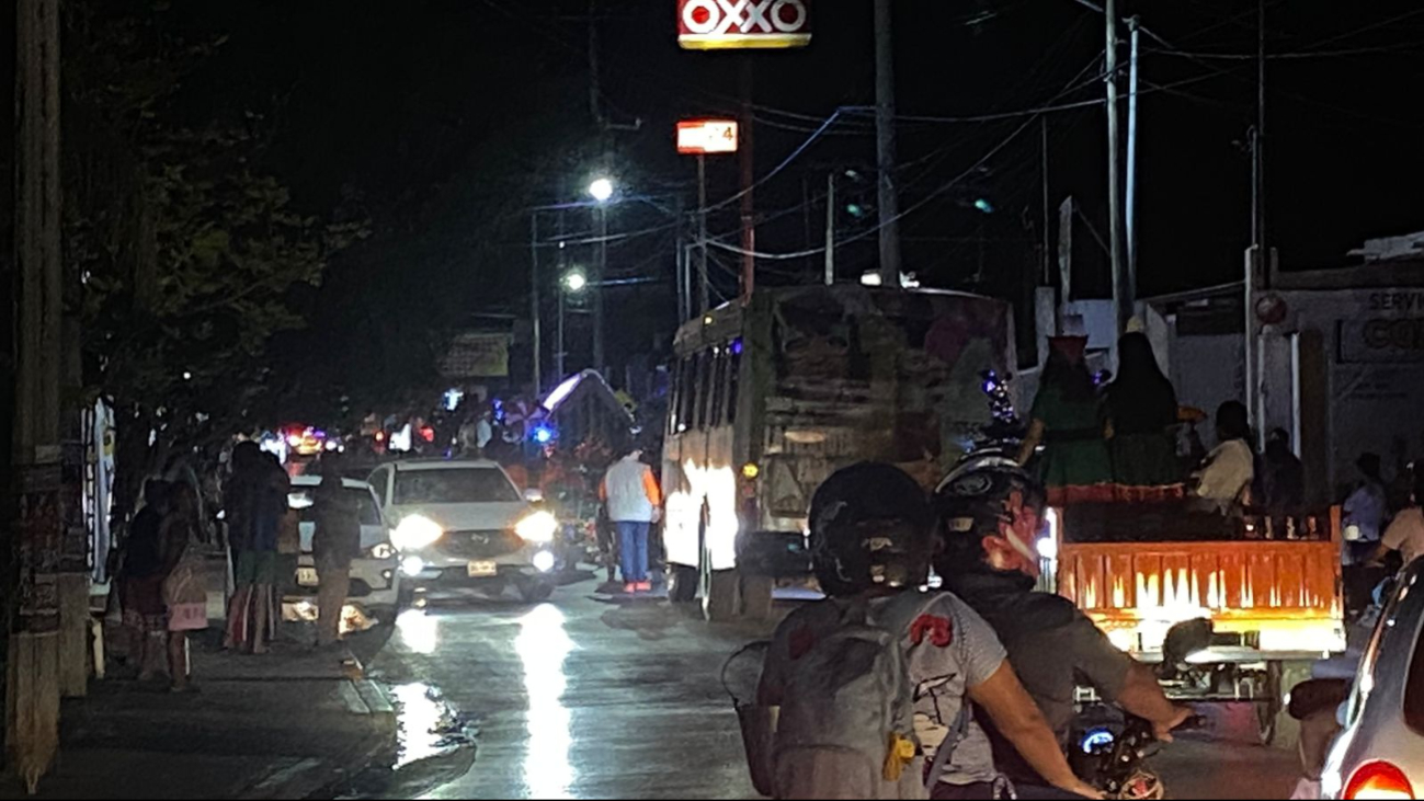 Sin importarle, camión de pasaje se le avienta a campechanos en caravana navideña 