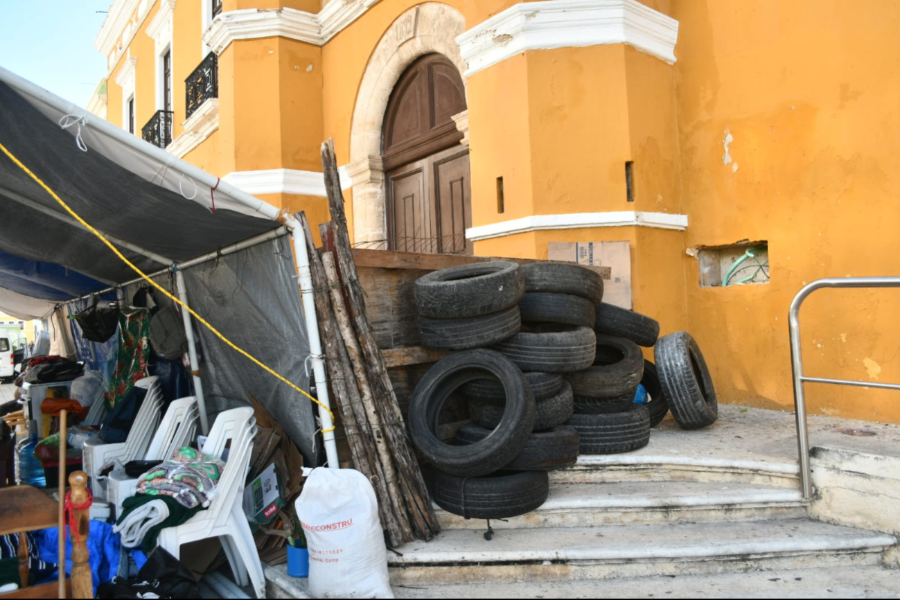 Bloquean entradas del Ayuntamiento de Campeche; extrabajadores exigen dialogo con Biby Rabelo