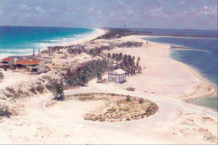 En varios publicaciones se identifica a esta foto tomada desde el Hotel Caribe Cancún, entre 1974 y principios de 1975.