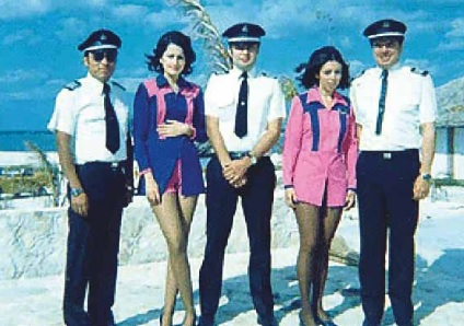 La tripulación del primer vuelo comercial de Mexicana, en 1973, cuando las aeromozas lucían la moda de los hot pant