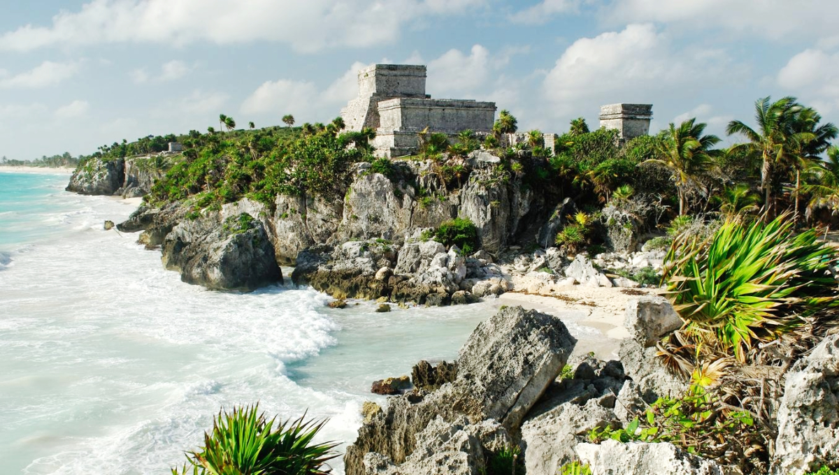 En la famosa zona arqueológica de Tulum es posible admirar las aguas del Mar Caribe