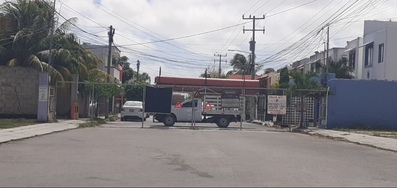 Las calles han sido cerradas con rejas, evitando el paso de cualquier persona